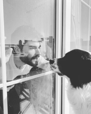 Akın Akınözü Instagram - #EvdeKal çünkü bütün maskelerinden arındığın tek yer evindir.
#DurmayıÖğren çünkü dünyanın dinlenmeye, temizlenmeye, kendini iyileştirmeye ve kuşların seslerini duymaya ihtiyacı var.
#SıkılmayaBaşla çünkü koşuşturmacanın içinde neyi nasıl tükettiğini ve ürettiğini sorgulamayı unuttun.
#ÖncelikleriniHatırla çünkü ruhunu,aileni,evini,yolunu ve nefesini kaybediyorsun...
#BaşkalarınıDüşün çünkü kendinden daha büyük bir şeyi korumakla sorumlusun ve hiçbir ayrım olmadan hepimiz birbirimize bağlıyız.
#SosyalMesafe çünkü otomatikleşmiş sosyal temaslarına anlam yüklemen gerekiyordu.
#SabırlıOl çünkü buna benzer olaylar tarihte yaşandı ve geçti; panik yapmak, yarardan çok zarar getirir.
#DersAl çünkü bu sınavdan geçemezsen çocukların, torunların aynı sınavı vermek zorunda kalacaklar.
#HayatEveSığar çünkü zaten hayat evden çıkar ama huzur mu yoksa virüs mü yayacak bu senin seçimlerine bakar.
Ve unutma;
Korku olabilir ama nefret olmak zorunda değil,
İzolasyon olabilir ama yalnızlık olmak zorunda değil,
Hastalık olabilir ama ruh çürümesi olmak zorunda değil,
Evet ölüm bile olabilir ama her zaman sevginin ve özgürlüğün yeniden doğumu da olabilir. 
#EvdeKal çünkü dünya senin tek evin ve ona ödemen gereken büyük bir borcun var...