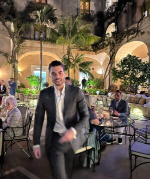 Akın Akınözü Instagram - This is “Pose-itano” #julieolivierwedding