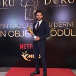 Akın Akınözü Instagram - Aldığım bu ilk ödül, sevgisini ve desteğini benden esirgemeyen sizlere gelsin. Hep beraber daha nicelerine... Çok teşekkürler🙏