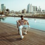 Akın Akınözü Instagram – To summer or not to summer…
#SeninTarzınKaçKişi #HatemoğluXAkınAkınözü