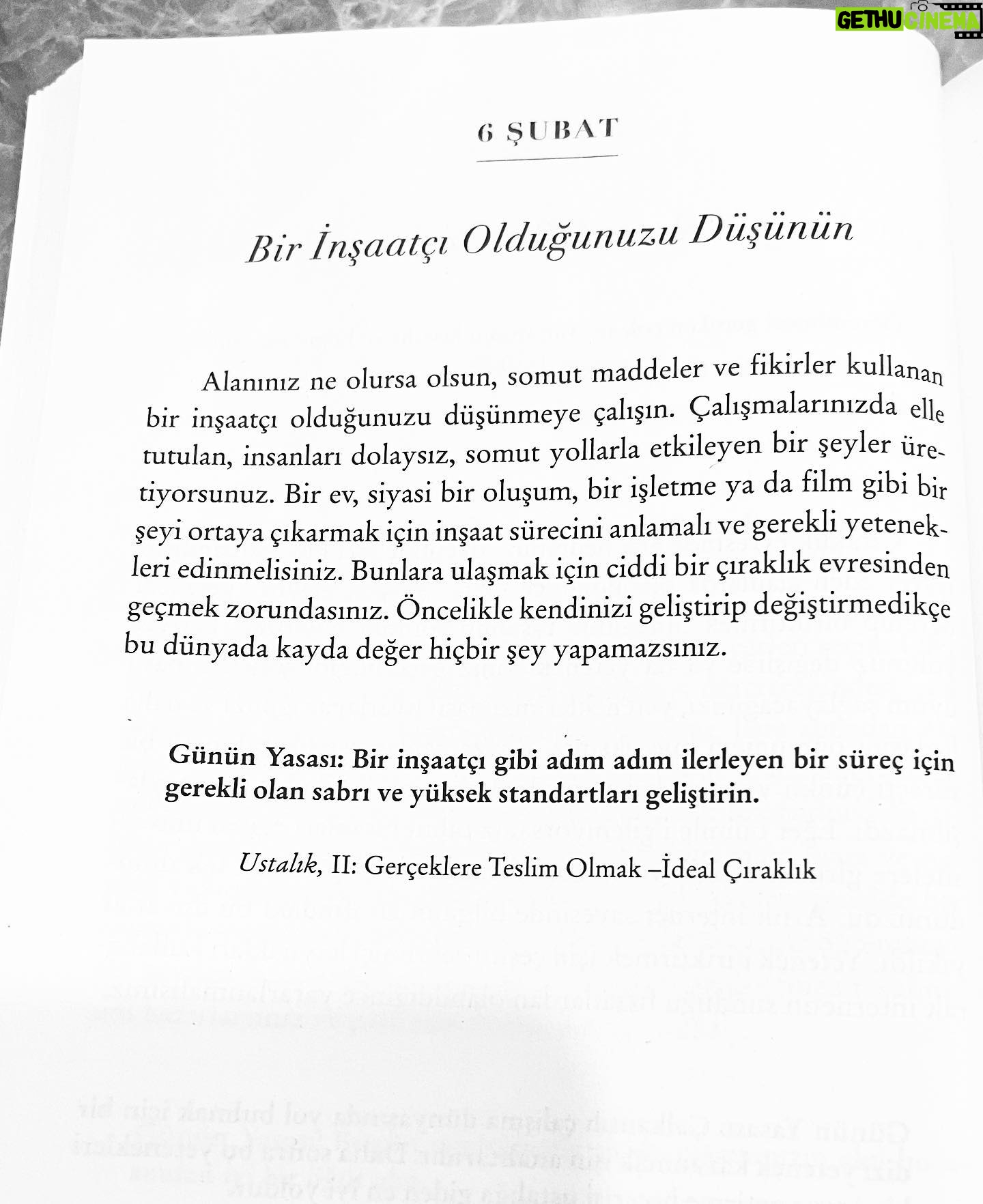 Akın Akınözü Instagram - (Robert Greene, Her Güne Bir Yasa) Diğer sayfalara geçmeye elim varmadı. Yaşıyor olduğumuz bu acının ve travmanın karşısında, “geçmiş olsun” demeye dilimin varmakta zorlandığı gibi… Çünkü geçmedi… Sabırla, sorumlulukla ve yüksek standartlarla, kayda değer günler “inşaa” edene kadar da geçmeyecek… O günleri birlikte görebilmenin umuduyla, hepimize sabır diliyorum…