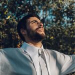 Akın Akınözü Instagram - Yeni yaşıma girdiğim bu günü; sevginizle hayallerimin ötesinde bir gerçekliğe dönüştürdüğünüz ve bana iyi ki doğmuşum demenin mutluluğunu tattırdığınız için sizlere sonsuz teşekkür ederim. Bir kez daha şükürler olsun...
