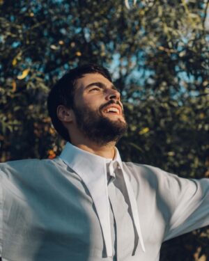 Akın Akınözü Instagram - Yeni yaşıma girdiğim bu günü; sevginizle hayallerimin ötesinde bir gerçekliğe dönüştürdüğünüz ve bana iyi ki doğmuşum demenin mutluluğunu tattırdığınız için sizlere sonsuz teşekkür ederim. Bir kez daha şükürler olsun...