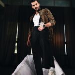 Akın Akınözü Instagram – 2 0 2 2  @lofficielhommesturkiye

Genel Yayın Yönetmeni @baglankeskin
Fotoğraf @erdi_dogan
Moda editörü @yagmurkural_
Saç stylisti @akinunalofficiall
Makyaj artisti @zeynepdombaycioglu