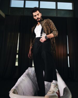 Akın Akınözü Instagram - 2 0 2 2  @lofficielhommesturkiye

Genel Yayın Yönetmeni @baglankeskin
Fotoğraf @erdi_dogan
Moda editörü @yagmurkural_
Saç stylisti @akinunalofficiall
Makyaj artisti @zeynepdombaycioglu