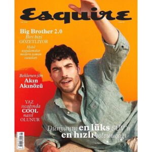Akın Akınözü Instagram - @esquireturkiye Yaz 2019 ☀
Fotoğraf: @merzincan
Moda Editörü: @tugcekilincli 
Röportaj: @ozgedinc

Akın Akınözü, askerlik görevini  yaparken biz de bu heyecanını paylaşmak için aracı olduk.✌🏻
- Sosyal Medya Ekibi