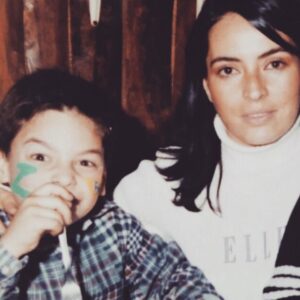 Akın Akınözü Instagram - Beni sevdiğin,desteklediğin ve yetiştirdiğin için teşekkür ederim canım annem. Çok çalıştın... Dünyanın en zor mesleğini üstlenen tüm annelerin anneler günü kutlu olsun🙏