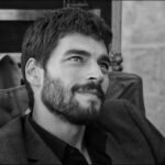 Akın Akınözü Instagram - Sevgili Miran, Seni anlamaya ve anlatmaya çalışırken beni de beraberinde çıkardığın, büyülü Mezapotamya topraklarındaki, bu olgunlaşma yolculuğu için sana teşekkür ederim. Bu yolda bana; sevmenin en büyük güç, sevilmenin en gerçek değer olduğunu gösterdin. Ama daha da önemlisi, sevdiklerime ve sevenlerime sahip çıkmadan asla “adam” olamayacağımı öğrettin. Bana, yokluğunu her düşündüğümde titreyerek ağladığım bir aileye sahip olduğumu hissettirerek, ailemin değerini daha da iyi anlamamı sağladın. Bir de tabii ki mucizelere inanmayı... Biliyor musun sayende şükretmek için aslında çok fazla sebebim olduğunu fark ettim. Bütün bunların ışığında anlıyorum ki; sen kara topraktın, ben de senin içinden çıkıp nasıl çiçek açabileceğini soran bir tohum. Aslında birbirimize ihtiyacımız vardı. Çünkü sen içindeki boşluğu dolduracak kökleri arıyordun, ben de içimde taşıdığım kökleri keşfedeceğim ve onları salıp büyütebileceğim bir yer... Şükürler olsun ki; biz hercai bir menekşeye, kış vakti can verebilmeyi başardık. Şimdi, hiç pes etmeden taşlarını sabır, özveri, emek ve fedakarlıkla döşediğimiz bu yolun sonuna geldik. Fakat ikimiz de biliyoruz ki; yolun sonu gibi gözüken, aslında kalbine dokunduğumuz insanlarda açacak çiçeklerin, yeni bir başlangıcı sadece. Ve sen aradığın o mutluluğu, açması imkansız görülen ama hikayemizden ilham alarak açmayı başarmış yeni çiçeklerle dolu bahçende bulacak, bulduğun yerde de özgürleşeceksin... Belki mücadelemiz çok zordu ama bütün bunlara değerdi;) Sevgi ve saygılarımla... “Hercai” Yol Arkadaşın Süreyya Akın Akınözü