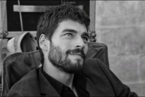 Akın Akınözü Instagram - Sevgili Miran,

Seni anlamaya ve anlatmaya çalışırken beni de beraberinde çıkardığın, büyülü Mezapotamya topraklarındaki, bu olgunlaşma yolculuğu için sana teşekkür ederim. Bu yolda bana; sevmenin en büyük güç, sevilmenin en gerçek değer olduğunu gösterdin. Ama daha da önemlisi, sevdiklerime ve sevenlerime sahip çıkmadan asla “adam” olamayacağımı öğrettin. Bana, yokluğunu her düşündüğümde titreyerek ağladığım bir aileye sahip olduğumu hissettirerek, ailemin değerini daha da iyi anlamamı sağladın. Bir de tabii ki mucizelere inanmayı... Biliyor musun sayende şükretmek için aslında çok fazla sebebim olduğunu fark ettim.

Bütün bunların ışığında anlıyorum ki; sen kara topraktın, ben de senin içinden çıkıp nasıl çiçek açabileceğini soran bir tohum. Aslında birbirimize ihtiyacımız vardı. Çünkü sen içindeki boşluğu dolduracak kökleri arıyordun, ben de içimde taşıdığım kökleri keşfedeceğim ve onları salıp büyütebileceğim bir yer... Şükürler olsun ki; biz hercai bir menekşeye, kış vakti can verebilmeyi başardık. Şimdi, hiç pes etmeden taşlarını sabır, özveri, emek ve fedakarlıkla döşediğimiz bu yolun sonuna geldik. Fakat ikimiz de biliyoruz ki; yolun sonu gibi gözüken, aslında kalbine dokunduğumuz insanlarda açacak çiçeklerin, yeni bir başlangıcı sadece. Ve sen aradığın o mutluluğu, açması imkansız görülen ama hikayemizden ilham alarak açmayı başarmış yeni çiçeklerle dolu bahçende bulacak, bulduğun yerde de özgürleşeceksin...

Belki mücadelemiz çok zordu ama bütün bunlara değerdi;) 

Sevgi ve saygılarımla...
 
“Hercai” Yol Arkadaşın
 Süreyya Akın Akınözü