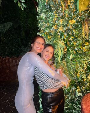 Akansha Ranjan Kapoor Instagram - normal from far and farrrrrrr from normal 🤪
issss our girls birthdayyyyy 🥳 we love you @_vaanikapoor_ 🩷