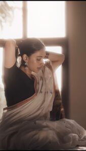 Akansha Ranjan Kapoor Instagram - அனைவருக்கும் என் இனிய தமிழ் புத்தாண்டு நல்வாழ்த்துக்கள் 🥳 • Direction - @aadhavkannadhasan Agency - @tarctalent Production - @artventurefilmsind Shots & Grade - @gowtham__rajendran Edit - @fixitinpoststudios Styling - @vijayanthirajeswar Make up - @artistrybyolivia Hair - @hairstoriesbypriyanka Saree and blouse - @nallifashions