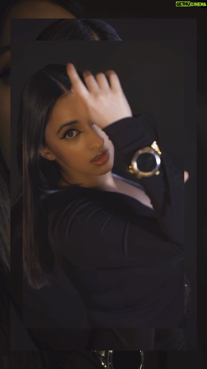 Akansha Ranjan Kapoor Instagram - Introducing the all-new @fireboltt_ Quantum smartwatch. π₯β‘οΈ An epitome of elegance and luxury, the smartwatch comes in three new limited-edition color variants- Sapphire Gold, Mocha Gold, and Raven Gold. β¨π€ Equipped with a 1.28β HD display, 128MB inbuilt memory, TWS pairing, BT calling, voice assistance, and100 sports modes, this timeless masterpiece has become my ultimate tech companion π₯ Out now on Amazon and fireboltt.com from INR 2999 onwards. #Fireboltt #Quantum #RedfineLuxury #LUXE