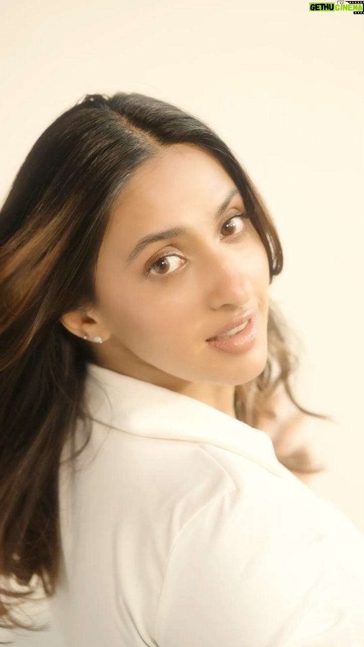 Akansha Ranjan Kapoor Instagram - From constant travel, shoots, to relentless heat styling – my hair has been through some REAL damage, But @redken’s Acidic Bonding Concentrate Range has been the ultimate game-changer for my hair💪🏼✨ The Acidic Bonding Concentrate Shampoo strengthens bonds, balances pH of my hair and is sulfate-free. The Conditioner is luxuriously moisturizing and has an ultra-ri h texture, and the Leave-In Cream has been my go-to shield which provides heat protection up to 230°C, tames frizz and adds that extra shine to my hair! Now, hair repair is as easy as A-B-C with Redken! Get yours exclusively at @mynykaa and say hello to healthy, radiant hair 💇♀️💖 #AD #Redken #RedkenRepairs #RedkenIndia @redken