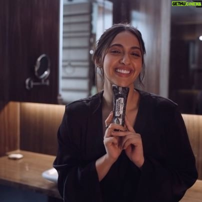 Akansha Ranjan Kapoor Instagram - You can tell I love black! Whether it’s my outfit, accessories, or even my toothpaste, I trust only black to bring out the best in me. Dabur Herb’l Activated Charcoal Toothpaste has become an everyday essential for me as it has active charcoal with 0% added harmful chemicals that promise shinier and whiter teeth. If you want a brighter smile, then it’s time to #ChooseBlackForWhite #YouCanNeverGoWrongWithBlack #DaburHerb’lCharcoal #Dabur