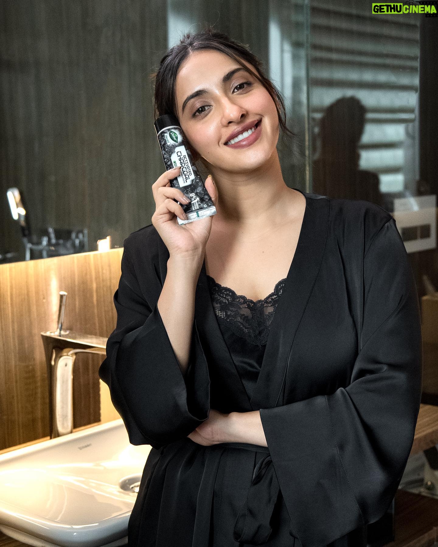 Akansha Ranjan Kapoor Instagram - If you’re someone who automatically turns to black when it comes down to looking your best, you’re just like us, and Akansha Ranjan Kapoor (@akansharanjankapoor). She’s a fan of black just like the rest of us and it’s not just restricted to her clothes and accessories. Akansha chooses black when it comes to oral health as well. Her pick? It’s the Dabur Herb’l Activated Charcoal Toothpaste, as it has active charcoal with 0% added harmful chemicals Why, you ask? Watch this space and find out.