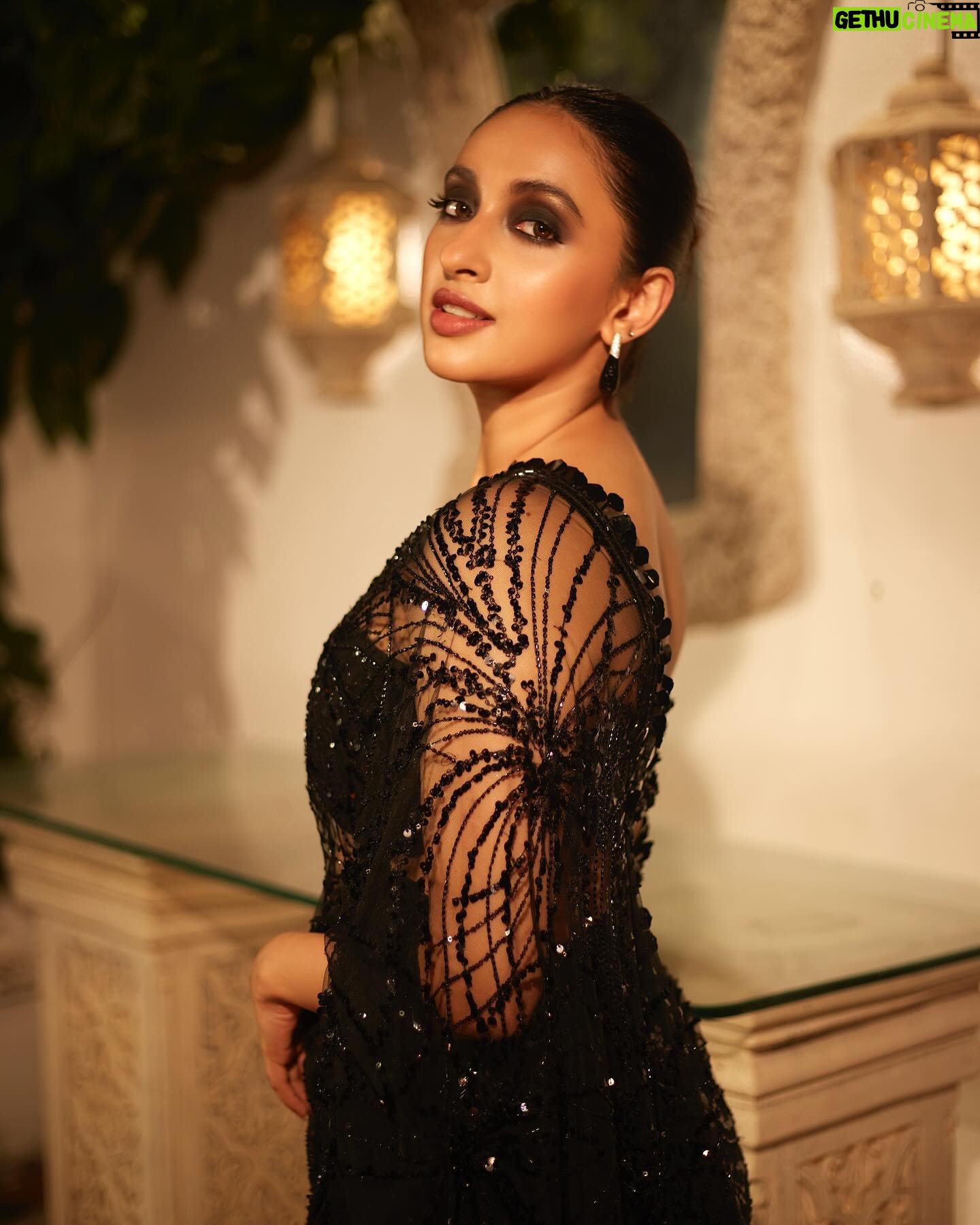 Akansha Ranjan Kapoor Instagram - mere, tumhare, sab ke liye, happy diwaliiiii 🖤🪔