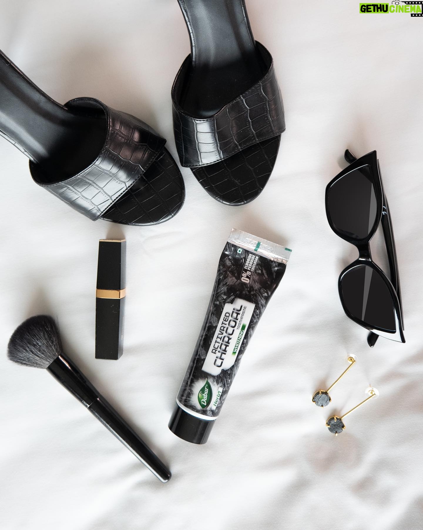 Akansha Ranjan Kapoor Instagram - If you’re someone who automatically turns to black when it comes down to looking your best, you’re just like us, and Akansha Ranjan Kapoor (@akansharanjankapoor). She’s a fan of black just like the rest of us and it’s not just restricted to her clothes and accessories. Akansha chooses black when it comes to oral health as well. Her pick? It’s the Dabur Herb’l Activated Charcoal Toothpaste, as it has active charcoal with 0% added harmful chemicals Why, you ask? Watch this space and find out.