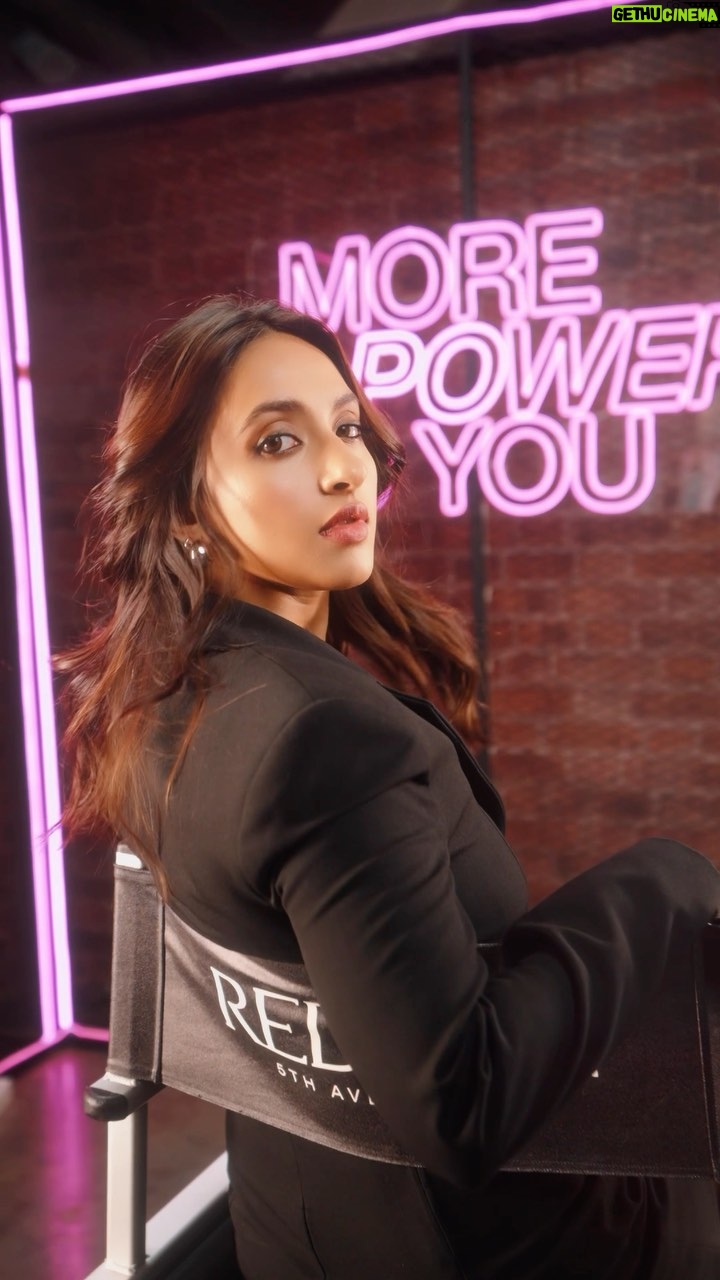 Akansha Ranjan Kapoor Instagram - Hereeee we go!! 🖤 I had a fantastic play-date with the #1 professional hair brand in the US, @redken, and here’s the exciting news – they’ve just launched in India! 🎉 I got treated to a complete transformation by Redken’s pro Ambassador @florianhurel 💆♀️ I was nervous about coloring my hair, but @redken’s shades EQ range felt like using a hair conditioner rather than a hair color. Had a great time at the PlayDate and I’m loving my new look. Totally recommend @redken 🖤 #AD #Redken #RedkenReady #RedkenIndia #RedkenPlayDate #MorePowerToYou #ShadesEQ #HairTransformation
