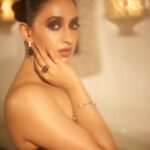 Akansha Ranjan Kapoor Instagram - mere, tumhare, sab ke liye, happy diwaliiiii 🖤🪔