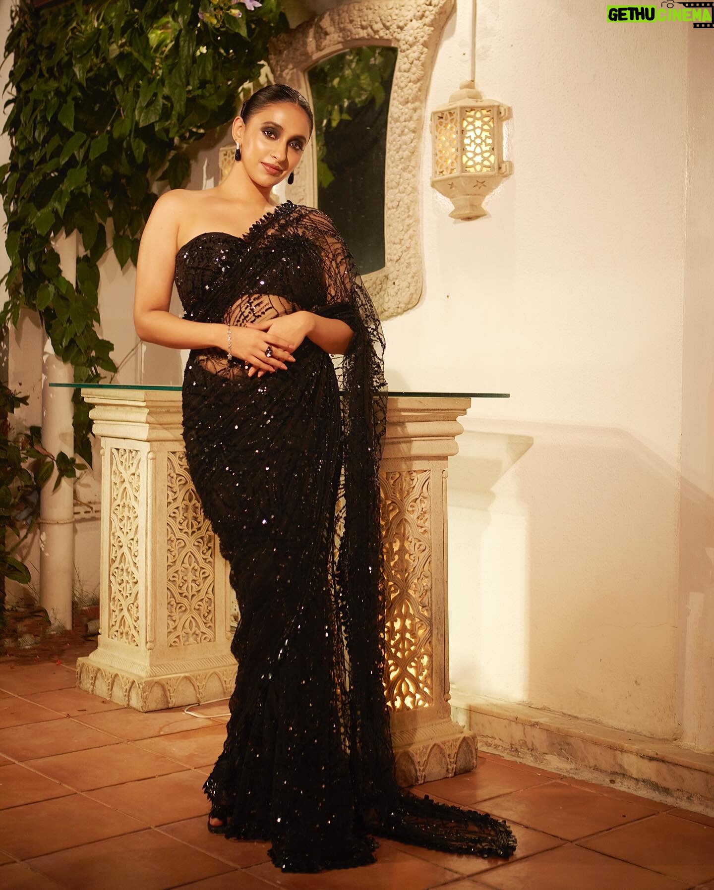 Akansha Ranjan Kapoor Instagram - mere, tumhare, sab ke liye, happy diwaliiiii 🖤🪔