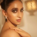 Akansha Ranjan Kapoor Instagram - mere, tumhare, sab ke liye, happy diwaliiiii 🖤🪔