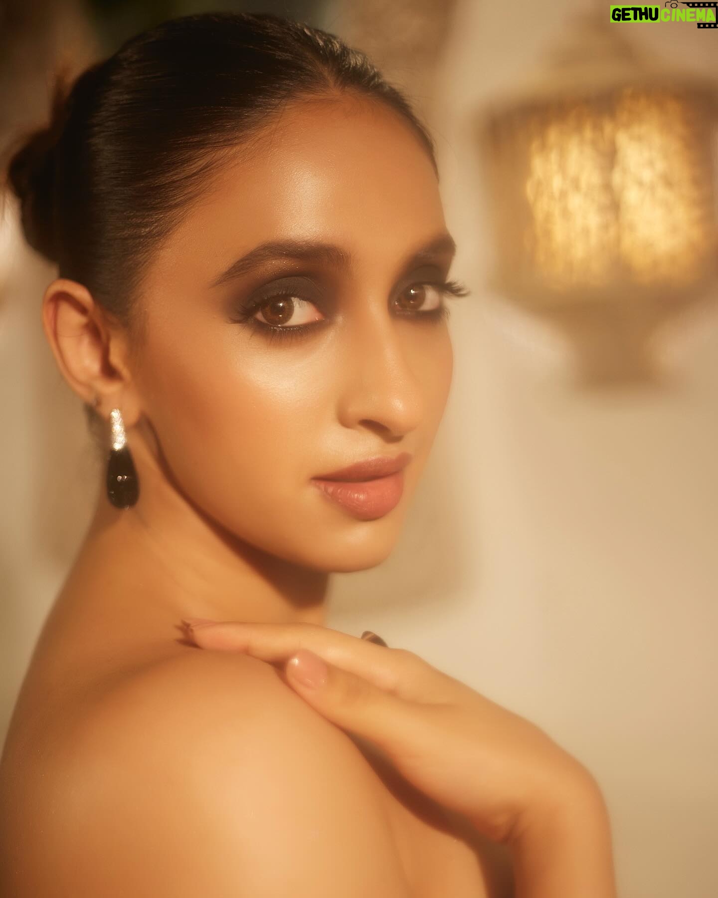 Akansha Ranjan Kapoor Instagram - mere, tumhare, sab ke liye, happy diwaliiiii 🖤🪔