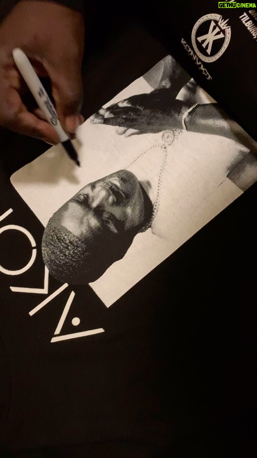 Akon - 3 Likes - Signing that #superfantour merch ๐in bio