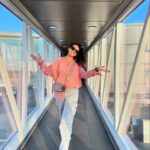 Akshara Singh Instagram - Airport pe cardio karne ke baad bhi 📸 ye nahi chhutna chahiye chahe jo ho 😛🤓🥰 Ye wali 👧alag hai 👅 #aksharasingh #onelife #lfl #zindagi #havefun #nogham #loveyourself #thankyou 🧿