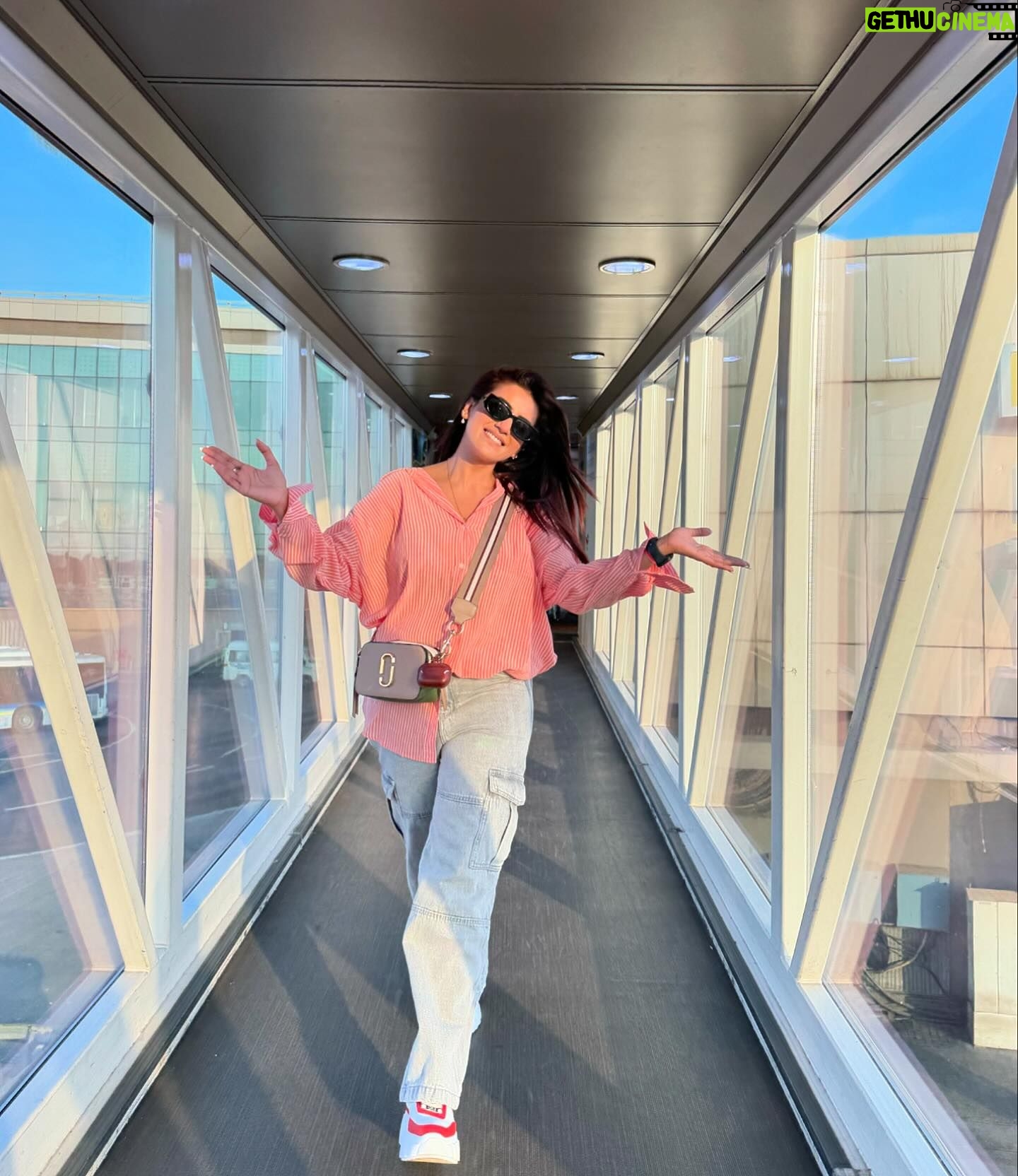 Akshara Singh Instagram - Airport pe cardio karne ke baad bhi πΈ ye nahi chhutna chahiye chahe jo ho ππ€π₯° Ye wali π§alag hai π
#aksharasingh #onelife #lfl #zindagi #havefun #nogham #loveyourself #thankyou π§Ώ