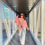 Akshara Singh Instagram - Airport pe cardio karne ke baad bhi 📸 ye nahi chhutna chahiye chahe jo ho 😛🤓🥰 Ye wali 👧alag hai 👅 #aksharasingh #onelife #lfl #zindagi #havefun #nogham #loveyourself #thankyou 🧿