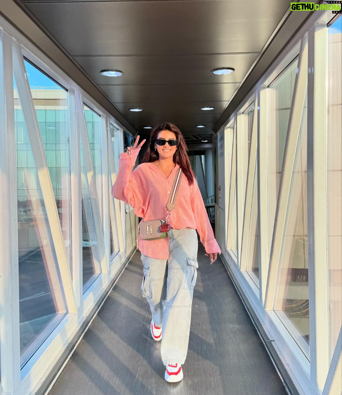 Akshara Singh Instagram - Airport pe cardio karne ke baad bhi πΈ ye nahi chhutna chahiye chahe jo ho ππ€π₯° Ye wali π§alag hai π
#aksharasingh #onelife #lfl #zindagi #havefun #nogham #loveyourself #thankyou π§Ώ
