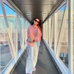 Akshara Singh Instagram - Airport pe cardio karne ke baad bhi 📸 ye nahi chhutna chahiye chahe jo ho 😛🤓🥰 Ye wali 👧alag hai 👅 #aksharasingh #onelife #lfl #zindagi #havefun #nogham #loveyourself #thankyou 🧿