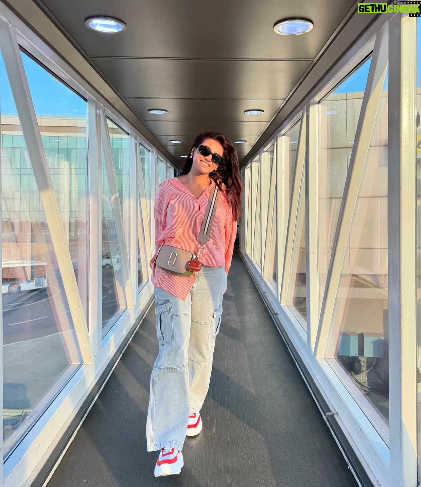 Akshara Singh Instagram - Airport pe cardio karne ke baad bhi πΈ ye nahi chhutna chahiye chahe jo ho ππ€π₯° Ye wali π§alag hai π
#aksharasingh #onelife #lfl #zindagi #havefun #nogham #loveyourself #thankyou π§Ώ