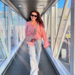 Akshara Singh Instagram - Airport pe cardio karne ke baad bhi 📸 ye nahi chhutna chahiye chahe jo ho 😛🤓🥰 Ye wali 👧alag hai 👅 #aksharasingh #onelife #lfl #zindagi #havefun #nogham #loveyourself #thankyou 🧿
