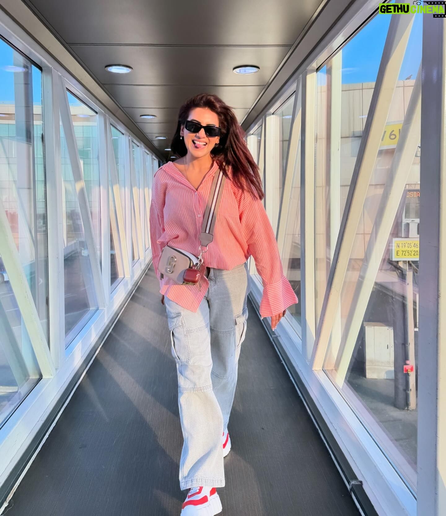 Akshara Singh Instagram - Airport pe cardio karne ke baad bhi πΈ ye nahi chhutna chahiye chahe jo ho ππ€π₯° Ye wali π§alag hai π
#aksharasingh #onelife #lfl #zindagi #havefun #nogham #loveyourself #thankyou π§Ώ