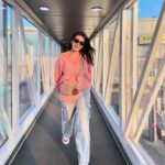 Akshara Singh Instagram - Airport pe cardio karne ke baad bhi 📸 ye nahi chhutna chahiye chahe jo ho 😛🤓🥰 Ye wali 👧alag hai 👅 #aksharasingh #onelife #lfl #zindagi #havefun #nogham #loveyourself #thankyou 🧿
