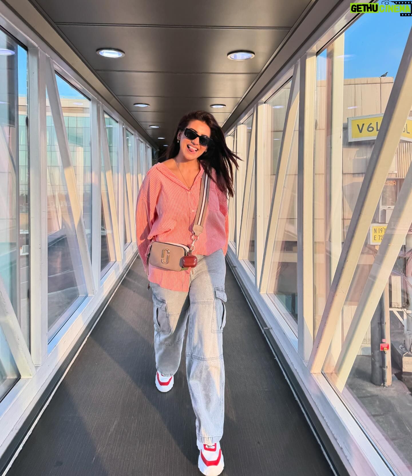 Akshara Singh Instagram - Airport pe cardio karne ke baad bhi πΈ ye nahi chhutna chahiye chahe jo ho ππ€π₯° Ye wali π§alag hai π
#aksharasingh #onelife #lfl #zindagi #havefun #nogham #loveyourself #thankyou π§Ώ