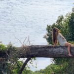 Alanis Guillen Instagram - Reverberando a alegria de ver Pantanal indicado ao @iemmys desse ano como melhor novela! Ver essa obra tão viva e transbordando é lindo demais! Cada momento desse, viver esse Pantanal, no quente e no frio, no molhado e no seco, com as aguas, com os bichos, se descobrindo bicho, o encontro com o outro, consigo, revirada, tudo que se criou, recriou, se descobriu e se abriu. Foi muito e ainda é. Um viva a todos os parceiros que construíram essa historia e todos vocês que viveram ela com a gente!!!! “E é!”, como diria Juma quando é atravessada por algo que ultrapassa a linguagem e fica.