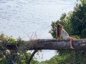 Alanis Guillen Instagram - Reverberando a alegria de ver Pantanal indicado ao @iemmys desse ano como melhor novela! Ver essa obra tão viva e transbordando é lindo demais! 
Cada momento desse, viver esse Pantanal, no quente e no frio, no molhado e no seco, com as aguas, com os bichos, se descobrindo bicho, o encontro com o outro, consigo, revirada, tudo que se criou, recriou, se descobriu e se abriu. Foi muito e ainda é.
Um viva a todos os parceiros que construíram essa historia e todos vocês que viveram ela com a gente!!!!
“E é!”, como diria Juma quando é atravessada por algo que ultrapassa a linguagem e fica.