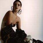 Alanis Guillen Instagram - Celebrando #InVogue o primeiro livro da @voguebrasil ao lado de mulheres artistas brasileiras que tanto admiro. Fotos: @msabah Styling: @guilhermealef Beleza: @manubarbara Direção de arte: @juliakoala Produção executiva: @carolishimaru e @deialansky Assistente de Produção executiva: @thaizeoliveira Produção de Moda: @nuryaboni e @eufedra Assistentes de foto: @d.diegolima2 Assistente de Beleza: @julianamartins.art Retouch: @ffew.retouch Camareira: @anapaula_camarim