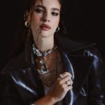 Alanis Guillen Instagram - Celebrando #InVogue o primeiro livro da @voguebrasil ao lado de mulheres artistas brasileiras que tanto admiro. Fotos: @msabah Styling: @guilhermealef Beleza: @manubarbara Direção de arte: @juliakoala Produção executiva: @carolishimaru e @deialansky Assistente de Produção executiva: @thaizeoliveira Produção de Moda: @nuryaboni e @eufedra Assistentes de foto: @d.diegolima2 Assistente de Beleza: @julianamartins.art Retouch: @ffew.retouch Camareira: @anapaula_camarim