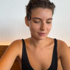 Alanis Guillen Instagram - juro que abri a camera sem querer e ate eu fiquei: parabens
