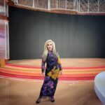 Alaska Instagram - El plató todavía está vacío, pero a las 17 horas todo estará listo para comenzar en directo @tardeartv @telecincoes. Me voy a la salita de espera a tomar un café. Feliz semana. * Esta publicación es una comunicación sobre mis diversas actividades profesionales - es información para mis seguidores - entiendo que la libertad de compartir esto se sobrentiende en la naturaleza misma de las redes sociales