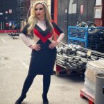 Alaska Instagram - Así se ve un plató por detrás… esperando a las 17 horas para comenzar en directo mi colaboración en la Mesa Vip de @tardeartv @telecincoes. Hoy al abrir el armario para elegir vestido me encontré con este… le tengo muchísimo cariño porque es un diseño de @davidelfinofficial 🐬💙🤍 y además me encanta porque parece un uniforme de Star Trek 🖖🏻💫. Y en cuanto termine, un brindis con @mariovaquerizooficial : tal día como hoy en el 2011 firmamos en el Registro Civil de la calle Pradillo nuestro matrimonio después de una docena de años de convivencia ♥️❤️ Foto de hoy de @carlooshernandez