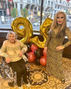 Alaska Instagram - Anoche celebramos los 95 con mariachis, globos y tarta homenaje a Cuba-México-Madrid. Gracias a todos los amigos que vinisteis al cumpleaños de mamá. No sólo eso, gracias a los que estáis ahí cada día haciéndole la vida más fácil y ayudando en todo. Mamá estuvo viendo también vuestras felicitaciones virtuales. Agradecidas y emocionadas. Y un agradecimiento especial a @pilar_lanchas @hotelemperadormadrid por siempre realizar el trabajo más allá del deber. Es un placer contratar vuestros servicios y contar con vuestra amistad… ¡presentes en los momentos importantes de nuestra vida! * Esta publicación NO tiene fines publicitarios ni es un intercambio comercial, pero quiero agradecer la amabilidad de las personas más allá de los servicios contratados.