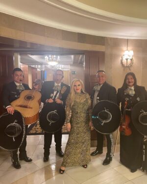 Alaska Instagram - Anoche celebramos los 95 con mariachis, globos y tarta homenaje a Cuba-México-Madrid. Gracias a todos los amigos que vinisteis al cumpleaños de mamá. No sólo eso, gracias a los que estáis ahí cada día haciéndole la vida más fácil y ayudando en todo. Mamá estuvo viendo también vuestras felicitaciones virtuales. Agradecidas y emocionadas.
Y un agradecimiento especial a @pilar_lanchas @hotelemperadormadrid por siempre realizar el trabajo más allá del deber. Es un placer contratar vuestros servicios y contar con vuestra amistad… ¡presentes en los momentos importantes de nuestra vida!

* Esta publicación NO tiene fines publicitarios ni es un intercambio comercial, pero quiero agradecer la amabilidad de las personas más allá de los servicios contratados.