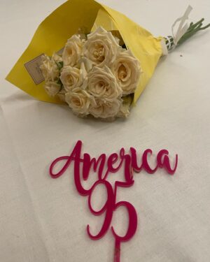 Alaska Instagram - Anoche celebramos los 95 con mariachis, globos y tarta homenaje a Cuba-México-Madrid. Gracias a todos los amigos que vinisteis al cumpleaños de mamá. No sólo eso, gracias a los que estáis ahí cada día haciéndole la vida más fácil y ayudando en todo. Mamá estuvo viendo también vuestras felicitaciones virtuales. Agradecidas y emocionadas.
Y un agradecimiento especial a @pilar_lanchas @hotelemperadormadrid por siempre realizar el trabajo más allá del deber. Es un placer contratar vuestros servicios y contar con vuestra amistad… ¡presentes en los momentos importantes de nuestra vida!

* Esta publicación NO tiene fines publicitarios ni es un intercambio comercial, pero quiero agradecer la amabilidad de las personas más allá de los servicios contratados.