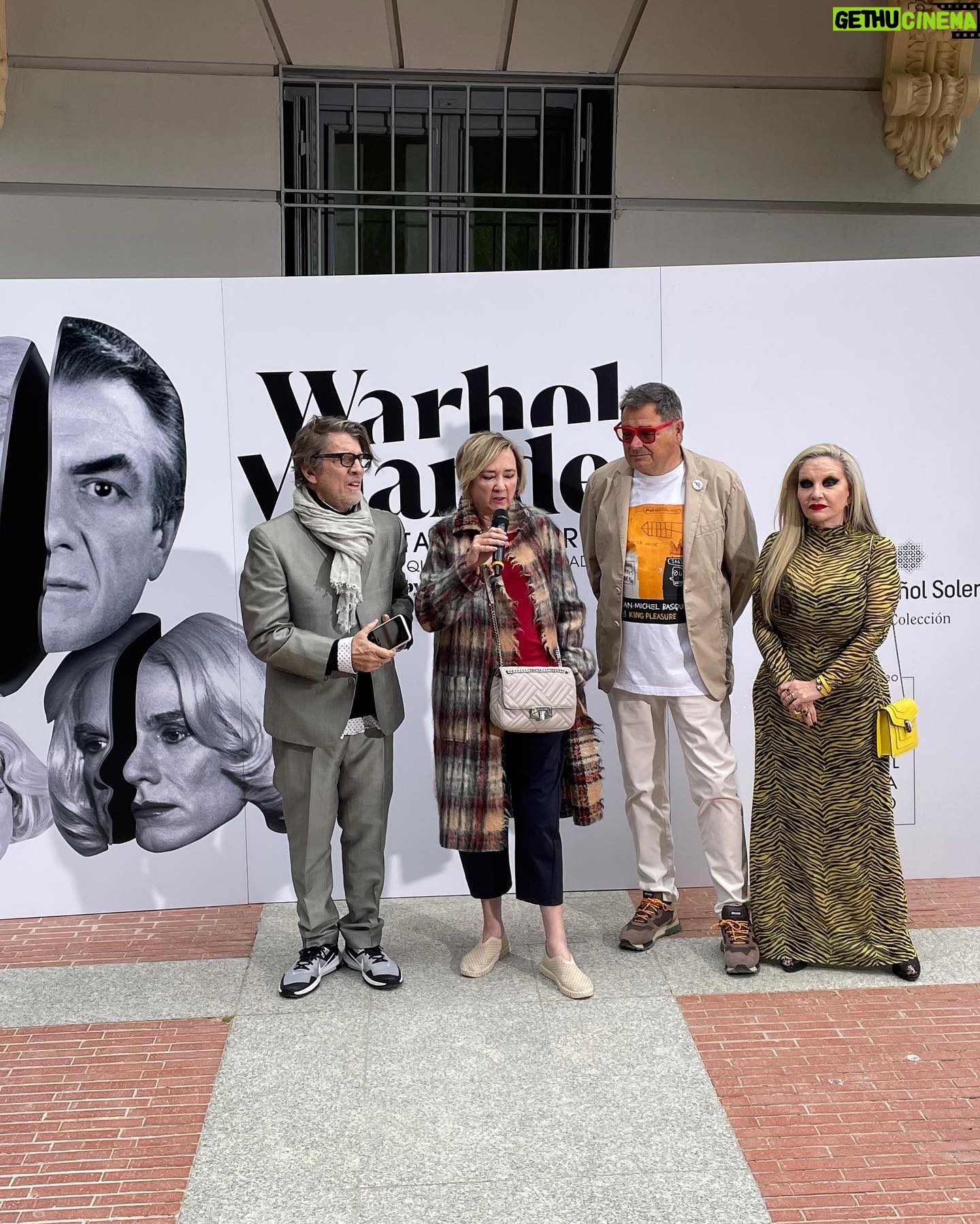 Alaska Instagram - Ayer en la inauguración de la exposición Warhol-Vijande-Makos. Vale la pena visitarla en el contexto de esa maravilla que es el @museolazarogaldiano. Gracias a todos en el museo, desde su directora, conservador, administrativos, guardarropía, bedeles, personal de limpieza… ¡así da gusto! Y de nuevo gracias a @coleccionsunolsoler por contar conmigo para este proyecto. Fotos mías y de @pedro.munster. * Esta publicación es una comunicación sobre mis diversas actividades profesionales - es información para mis seguidores - entiendo que la libertad de compartir esto se sobrentiende en la naturaleza misma de las redes sociales