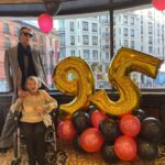 Alaska Instagram - Anoche celebramos los 95 con mariachis, globos y tarta homenaje a Cuba-México-Madrid. Gracias a todos los amigos que vinisteis al cumpleaños de mamá. No sólo eso, gracias a los que estáis ahí cada día haciéndole la vida más fácil y ayudando en todo. Mamá estuvo viendo también vuestras felicitaciones virtuales. Agradecidas y emocionadas. Y un agradecimiento especial a @pilar_lanchas @hotelemperadormadrid por siempre realizar el trabajo más allá del deber. Es un placer contratar vuestros servicios y contar con vuestra amistad… ¡presentes en los momentos importantes de nuestra vida! * Esta publicación NO tiene fines publicitarios ni es un intercambio comercial, pero quiero agradecer la amabilidad de las personas más allá de los servicios contratados.