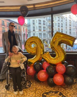 Alaska Instagram - Anoche celebramos los 95 con mariachis, globos y tarta homenaje a Cuba-México-Madrid. Gracias a todos los amigos que vinisteis al cumpleaños de mamá. No sólo eso, gracias a los que estáis ahí cada día haciéndole la vida más fácil y ayudando en todo. Mamá estuvo viendo también vuestras felicitaciones virtuales. Agradecidas y emocionadas.
Y un agradecimiento especial a @pilar_lanchas @hotelemperadormadrid por siempre realizar el trabajo más allá del deber. Es un placer contratar vuestros servicios y contar con vuestra amistad… ¡presentes en los momentos importantes de nuestra vida!

* Esta publicación NO tiene fines publicitarios ni es un intercambio comercial, pero quiero agradecer la amabilidad de las personas más allá de los servicios contratados.